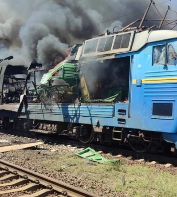 Российские войска атаковали локомотив и пассажирские вагоны поезда в Запорожской области — фото