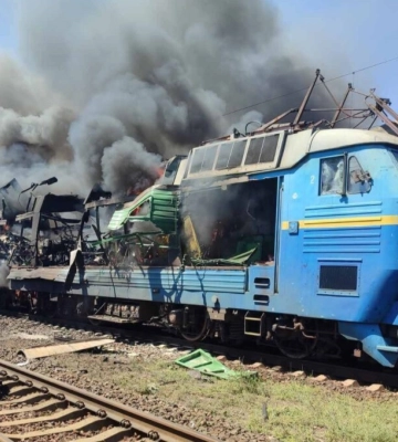 Оккупанты ударили по локомотиву и пассажирским вагонам поезда в Запорожской области