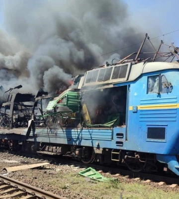Росіяни завдали подвійний удар по локомотиву та пасажирських вагонах поїзду на Запоріжжі