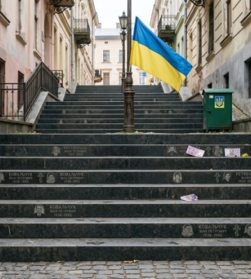 190 тис. грн за сходи з надгробних плит: у Чернівцях центр відремонтували гранітом із фото померлих
