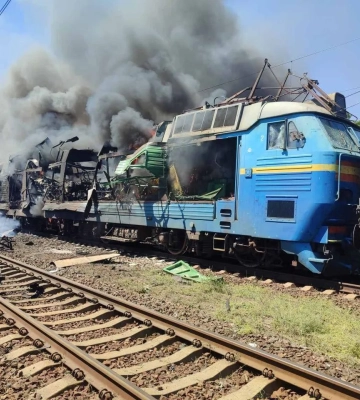 Росіяни завдали подвійний удар по локомотиву та пасажирських вагонах поїзду на Запоріжжі