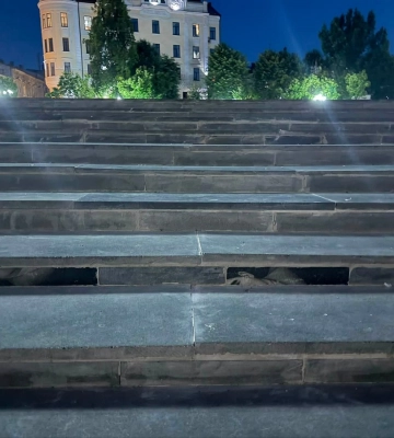 В Черновцах ступени на площади отремонтировали гранитными надгробиями с портретами: что говорят в мэрии