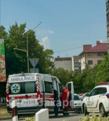 ДТП на самокаті в Ужгороді завершилася бійкою: до лікарні потрапили дві дівчини та водій авто
