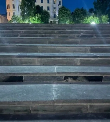 На лестнице в центре Черновцов обнаружили обломки надгробий