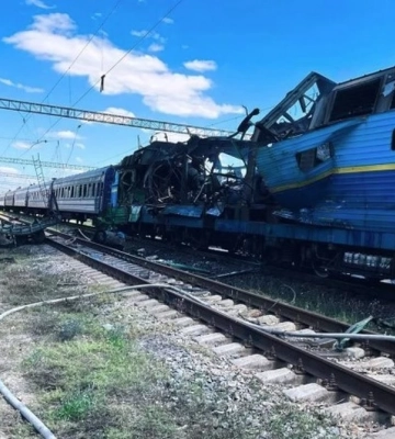 В «Укрзализныце» показали последствия атаки БПЛА на пассажирский поезд и локомотив