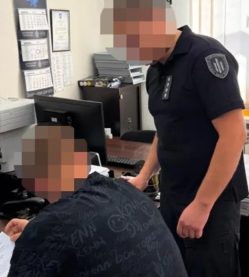 В Полтаве полицейский сломал руку мужчине во время доставки в ТЦК