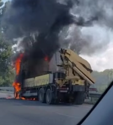 Обгорілий "скелет" фури добу лякає водіїв: що сталося під Дніпром