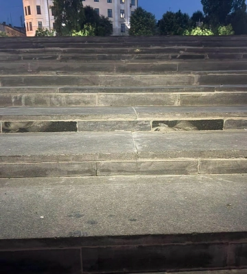 У Чернівцях для ремонту сходів на площі використали надгробні плити