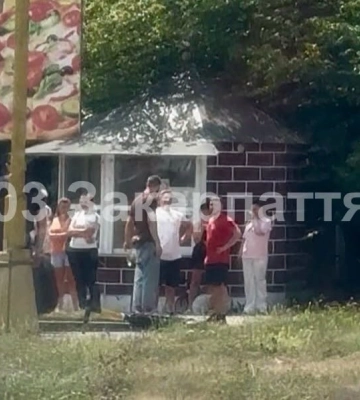 В Ужгороді сталася ДТП, а потім сутичка: двох дівчат збило авто, водія побили