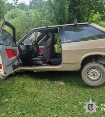 На Хмельниччині пʼяний водій катав дівчину на капоті та в'їхав у дерево