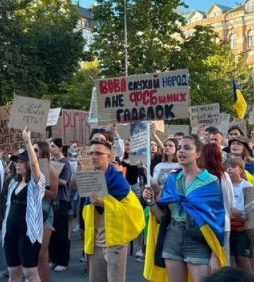 "Стоятимемо, доки буде треба": третій день мирної акції в Києві за відставку Сирського та повернення Федорова