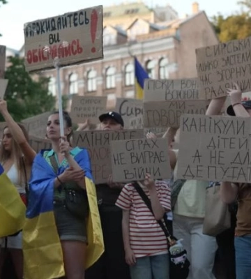 У Києві та інших містах України люди третій день поспіль вийшли на протести після відставки Федорова