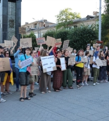“Ми все ще тут”: у Франківську третій день поспіль мітингували проти відставки Федорова (ФОТО, ВІДЕО)