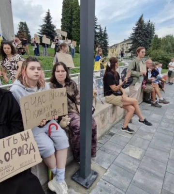 «Стоим и будем стоять»: протесты против увольнения Федорова продолжаются третий день — фото, видео