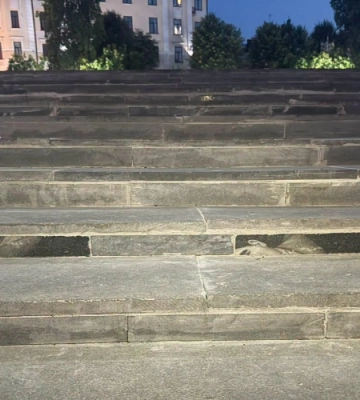 Портрети людей під ногами. Для ремонту сходів у Чернівцях могли використати надгробні плити — фото