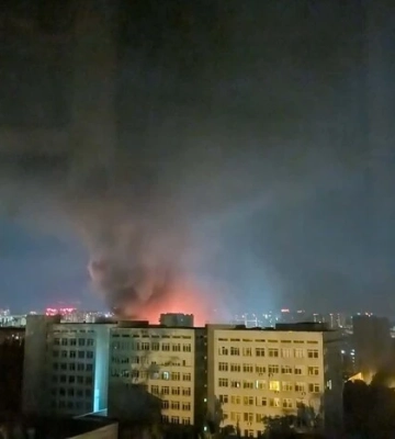 Рятувальники дістають людей із вогню: ДСНС показала руйнування в Києві 