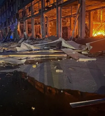 В Киевской области в результате атаки горят склады и логистический объект: есть пострадавшие