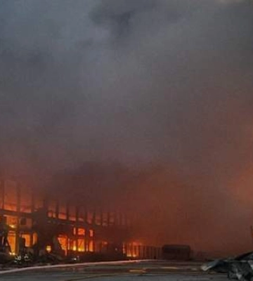 Росія завдала масованого удару по Київщині: горять складські приміщення, є постраждалі