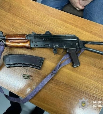 У Херсоні чоловіка викрито у збуті автоматичної вогнепальної зброї. ФОТО