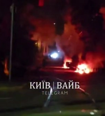 Охваченная огнём улица на Лукьяновке после удара РФ. Станцию метро закрыли из-за повреждений наземного вестибюля. ВИДЕО+ФОТО