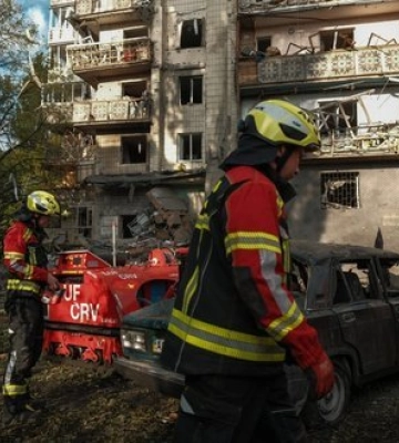 Продолжается ликвидация последствий баллистической атаки РФ на Киев: раненых уже 15. ФОТОрепортаж