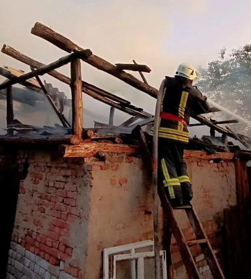 Після удару блискавки на Волині горіла господарська споруда