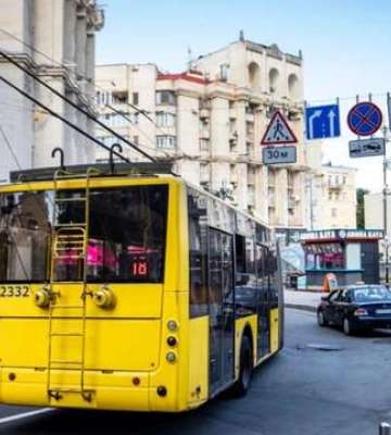 В Киеве из-за баллистической атаки изменили движение транспорта
