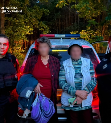 Пішли по ягоди та заблукали: на Львівщині поліцейські розшукали двох сусідок