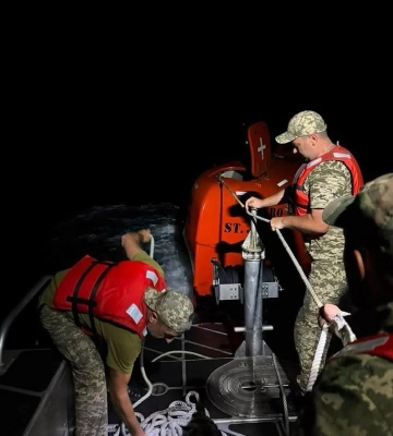 На Одещині морські прикордонники врятували моряка, який дрейфував у рятувальній шлюпці у відкритому морі