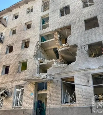 Оккупанты ударили БПЛА по жилому дому в Изюме: 17 пострадавших, среди них маленький ребенок