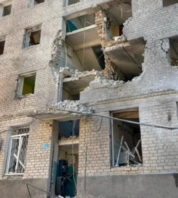 Росіяни вдарили безпілотником по багатоповерхівці в центрі Ізюма: постраждали 17 людей, серед них є дитина