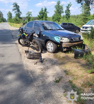 На Київщині у ДТП зіткнулися легковик та мотоцикл: до лікарні потрапив пасажир двоколісника