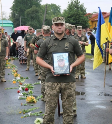 Життя обірвала війна за кілька місяців до 50-річчя: на Волині попрощалися із Героєм Віталієм Мартинюком