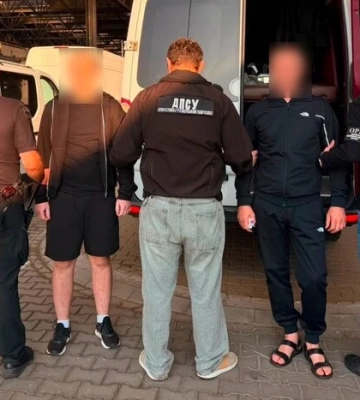 Рівнянин сховав чоловіка за сидіння в мікроавтобусі і намагався вивезти його за кордон
