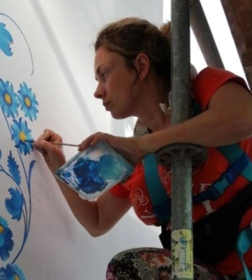 Розписала «петриківкою» храм-рекордсмен, який окупанти переробили: історія художниці з Маріуполя