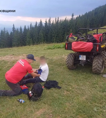 На Прикарпатті гірські рятувальники першими допомогли туристу, якому стало зле на маршруті, - ДСНС