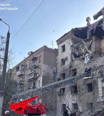 Росія атакувала Запоріжжя КАБами: є загиблий, під завалами шукають жінку та дитину (фото, відео)
