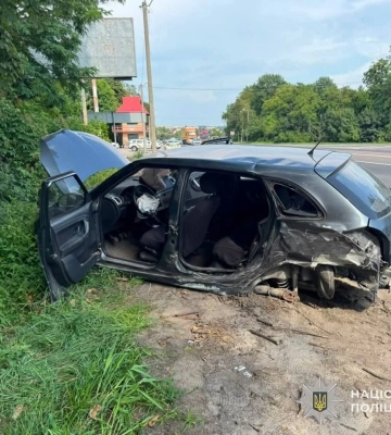 На Львівщині після ДТП на трасі швидка забрала до лікарні одного з водіїв. ФОТО