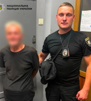 У Києві чоловік вдарив жінку  в обличчя на зупинці, поліція порушила справу