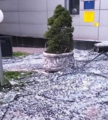 Після нічної атаки у Києві знову постраждала будівля податкової служби