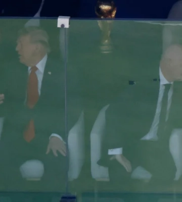 Дональд Трамп прикоснулся к Кубку мира во время финала ЧМ-2026 — почему ему это разрешено