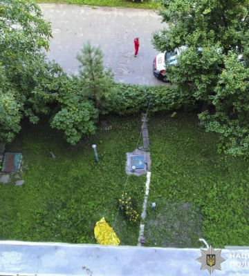 У Харкові з вікна п’ятого поверху випала трирічна дитина