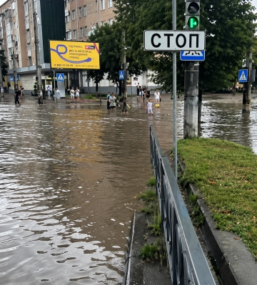 У Рівному після потужної зливи підтопило вулиці та житловий комплекс 