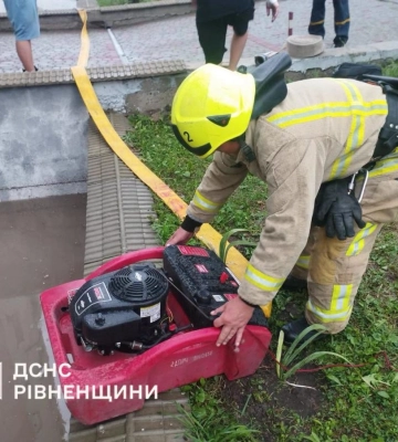 У Рівному рятувальники відкачали воду з підтопленого будинку після сильної зливи