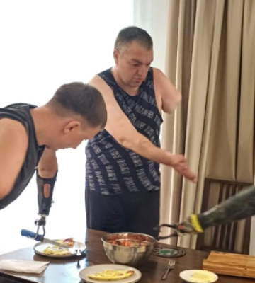 Ветеран з Миколаївщини проводить ретрити із самозарадності для людей з подвійною ампутацією рук