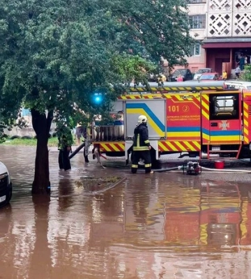 Потужні зливи накрили Тернопіль та Хмельницький: затопило вулиці і торговий центр
