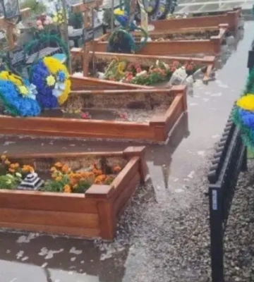У Тернополі на кладовищі затопило могили військових 