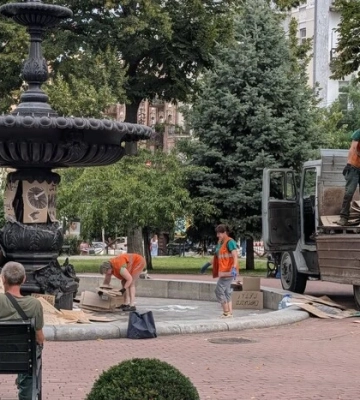 Біля театру Франка у Києві комунальники прибирають плакати мітингувальників