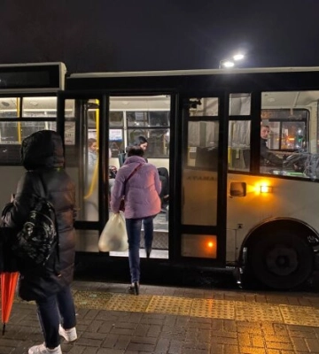 Проїзд дорожчає до 25 гривень: нові тарифи на автобуси, тролейбуси й трамваї