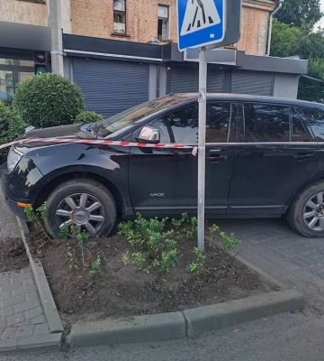П’яний водій Lincoln врізався в дерево у Черкасах